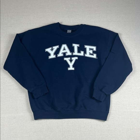 Gildan Tops - Yale Navy Blue women’s sweatshirt
Size: Medium